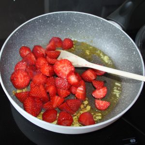 Erdbeeren und Ingwer in Ghee anbraten