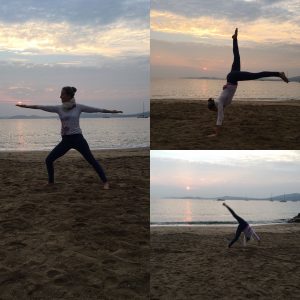 Lotte macht Yoga am Strand - gegen den dicken Bauch