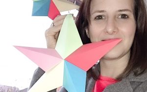 Lotte mit ihren selbst gebastelten Origami-Sternen
