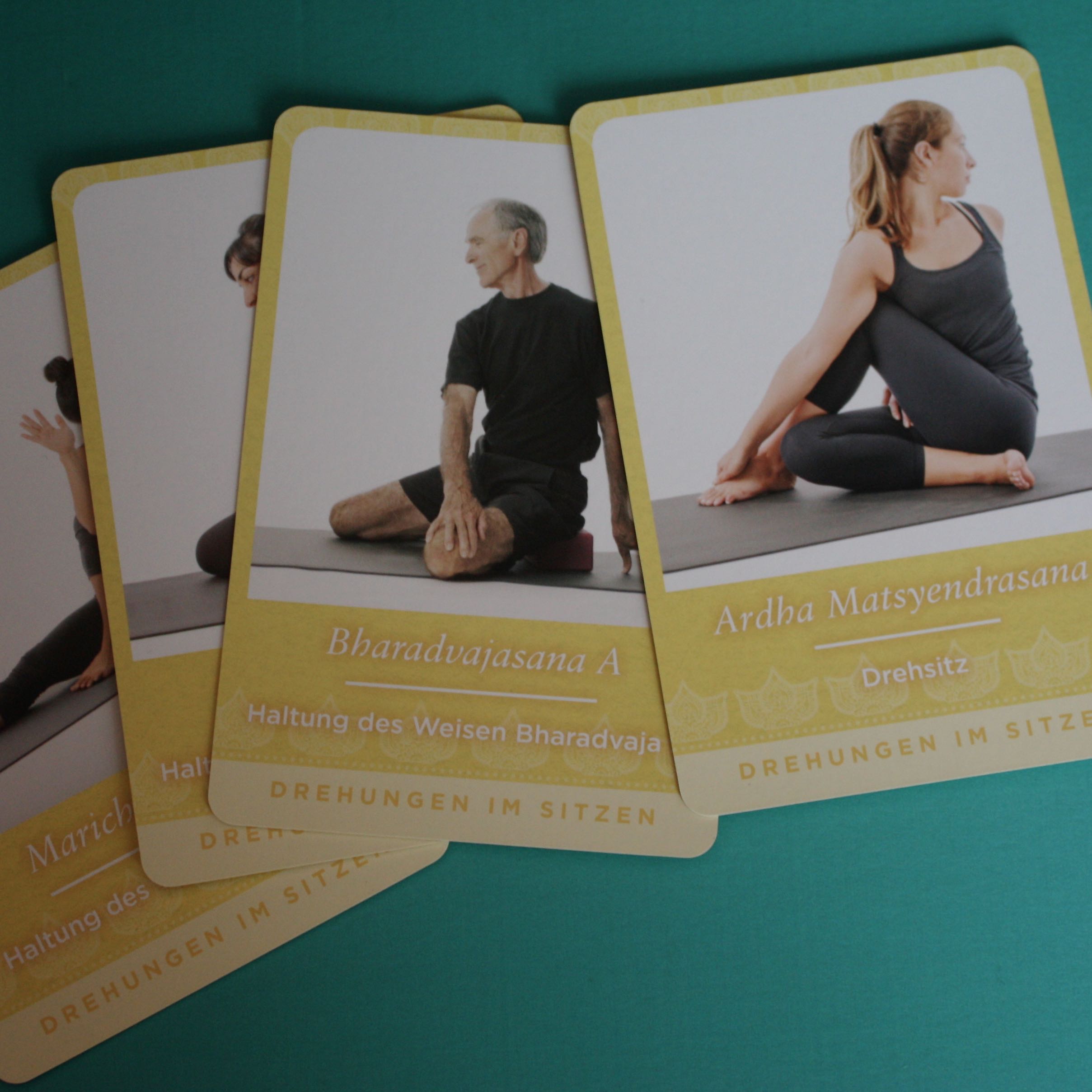 Yoga-Karten-Set unter anderem mit dem Drehsitz