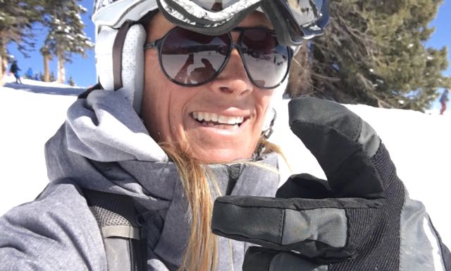 Buddha statt Botox Autorin Gaby Brandl beim Ski-Fahren