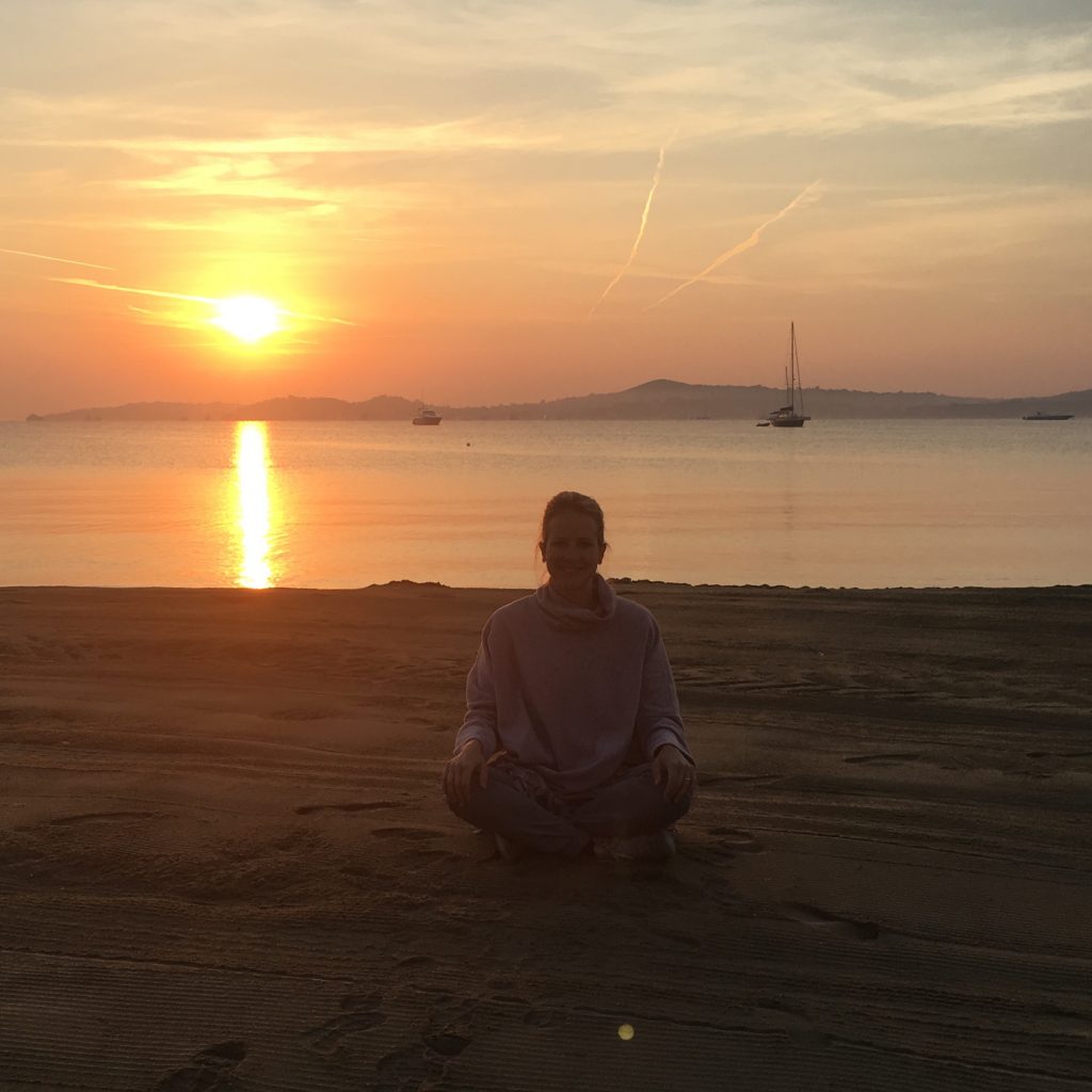 Lotte liebt es zum Meeresrauschen zu meditieren - ein schönes Morgenritual