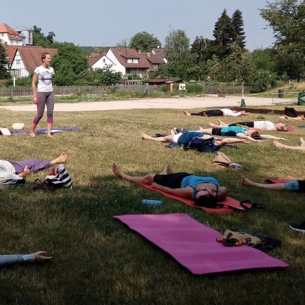 Outdoor-Yoga im ehemaligen Gartenschau-Gelände in Mühlacker-Dürrmenz